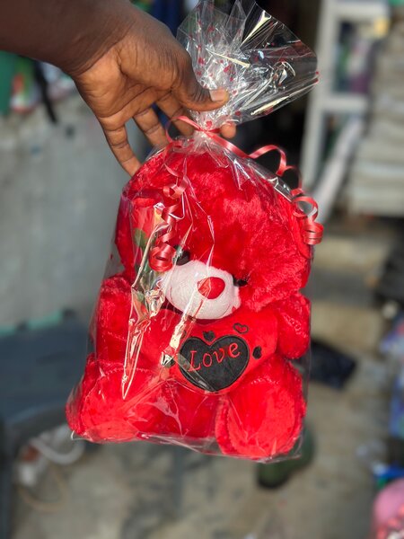 Ours en peluche rouge avec coeur 'love'