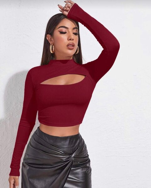 Top rouge à découpe moderne