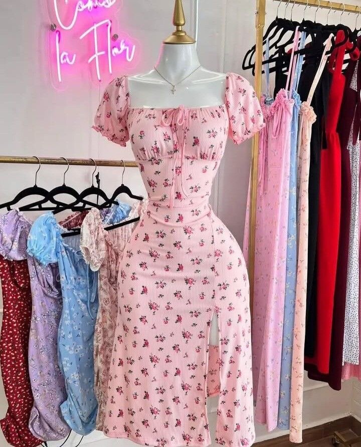 Robe florale midi à manches bouffantes