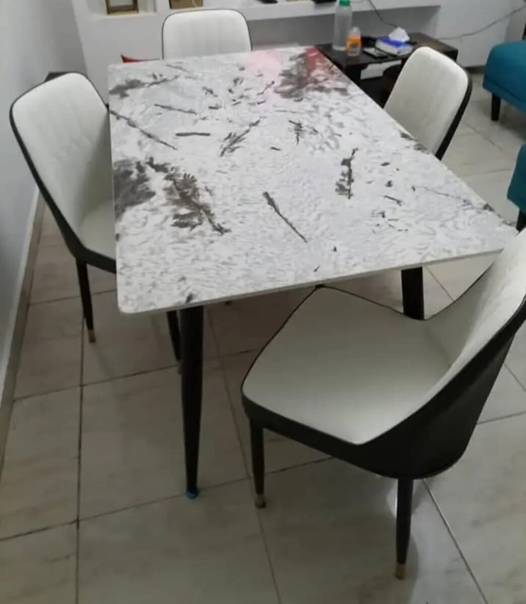 Ensemble table et chaises modernes