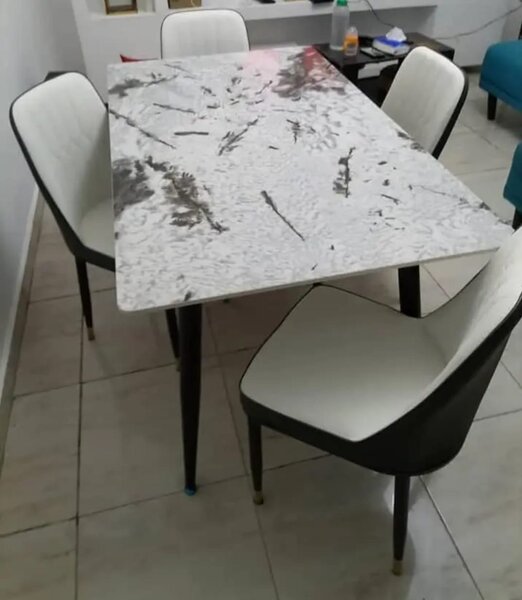 Ensemble table et chaises modernes