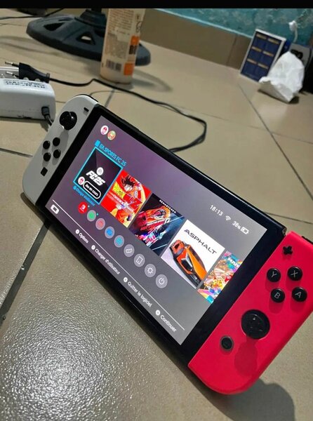 Console Nintendo Switch joy-con rouge et blanc