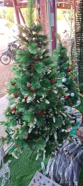 Sapin de Noel artificiel décoré