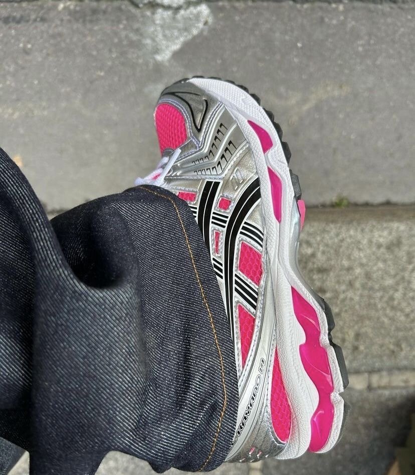 Baskets de running argentées et roses