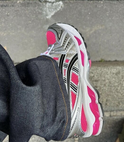 Baskets de running argentées et roses