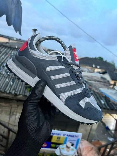 Baskets de course grises