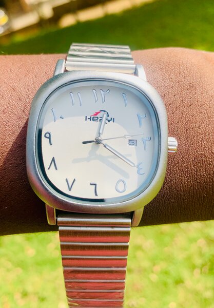 Montre élégante avec bracelet en métal