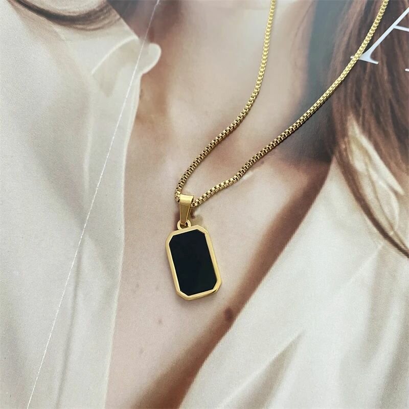 Collier pendentif noir doré