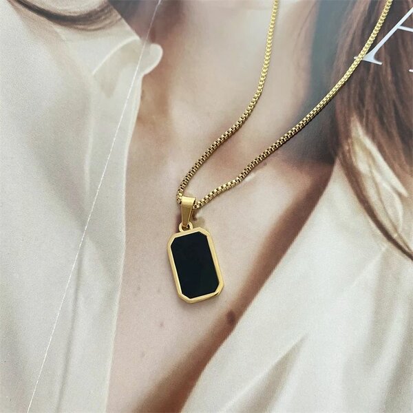 Collier pendentif noir doré