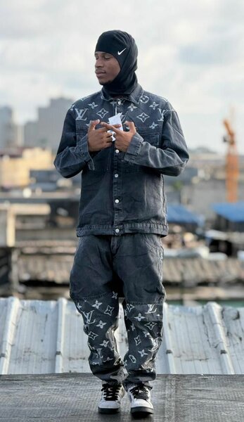 Tenue en jean avec motifs élégants