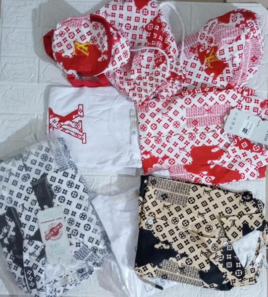 Ensemble vêtements imprimés colorés