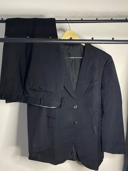 Costume élégant noir classique