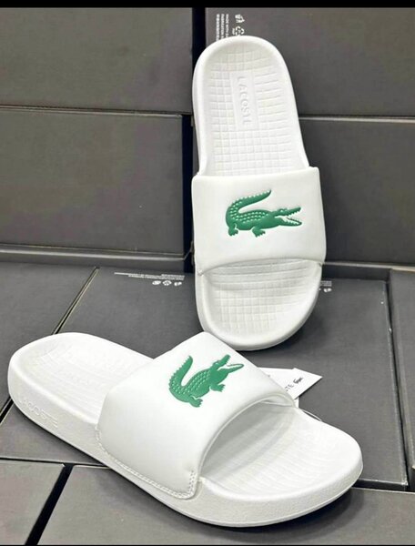 Claquettes Lacoste vertes et blanches