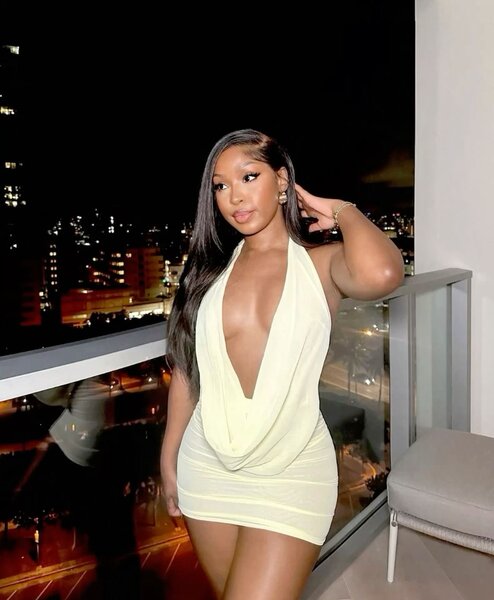 Robe mini décolletée chic