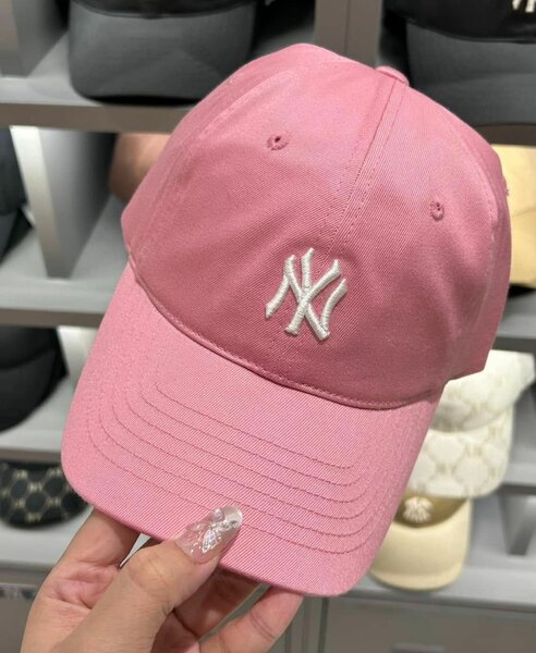 Casquette rose style urbain