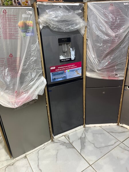 Réfrigérateur avec distributeur d'eau froide