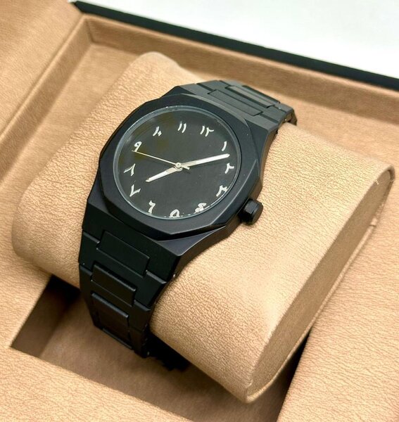 Montre bracelet noir moderne