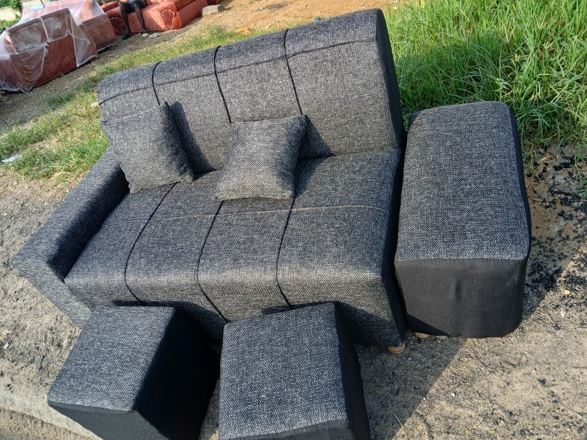 Canapé gris modulable avec poufs