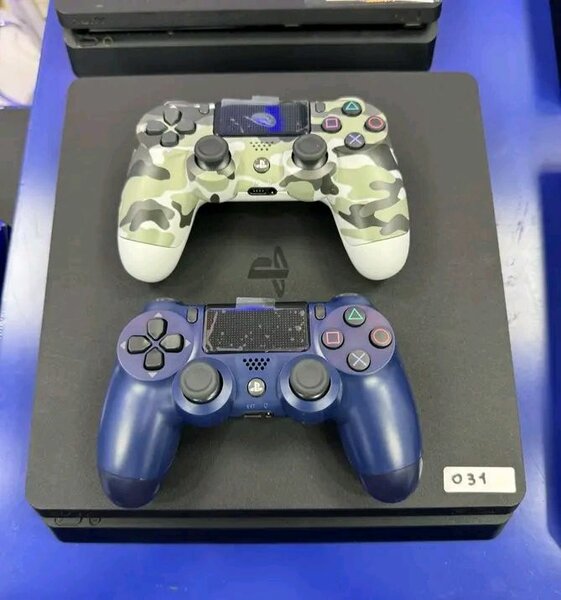 Console PlayStation avec manettes