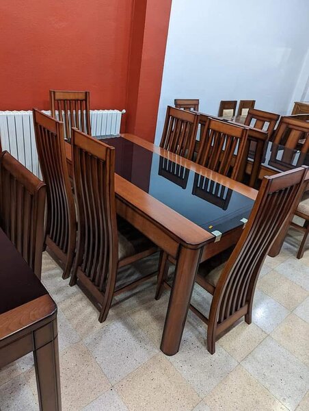 Table à manger plus 6 chaises