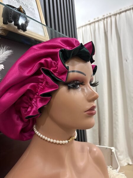 Bonnet en satin réversible
