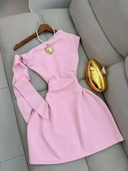 Robe Élégante Asymétrique