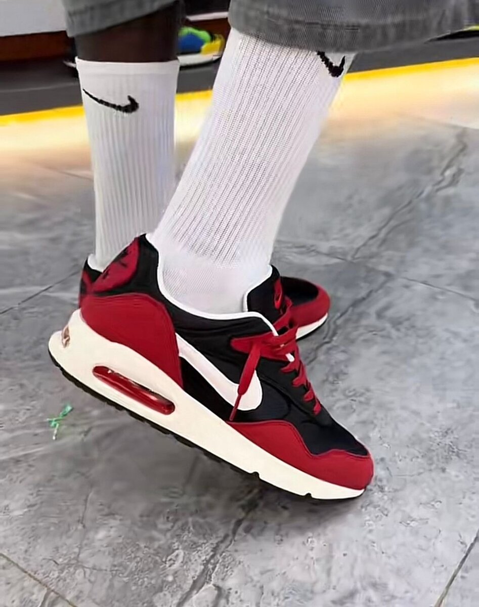 Baskets sport rouges et noires