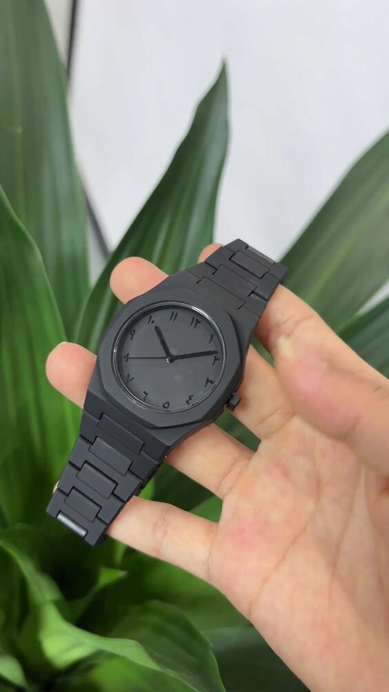 Montre noire minimaliste