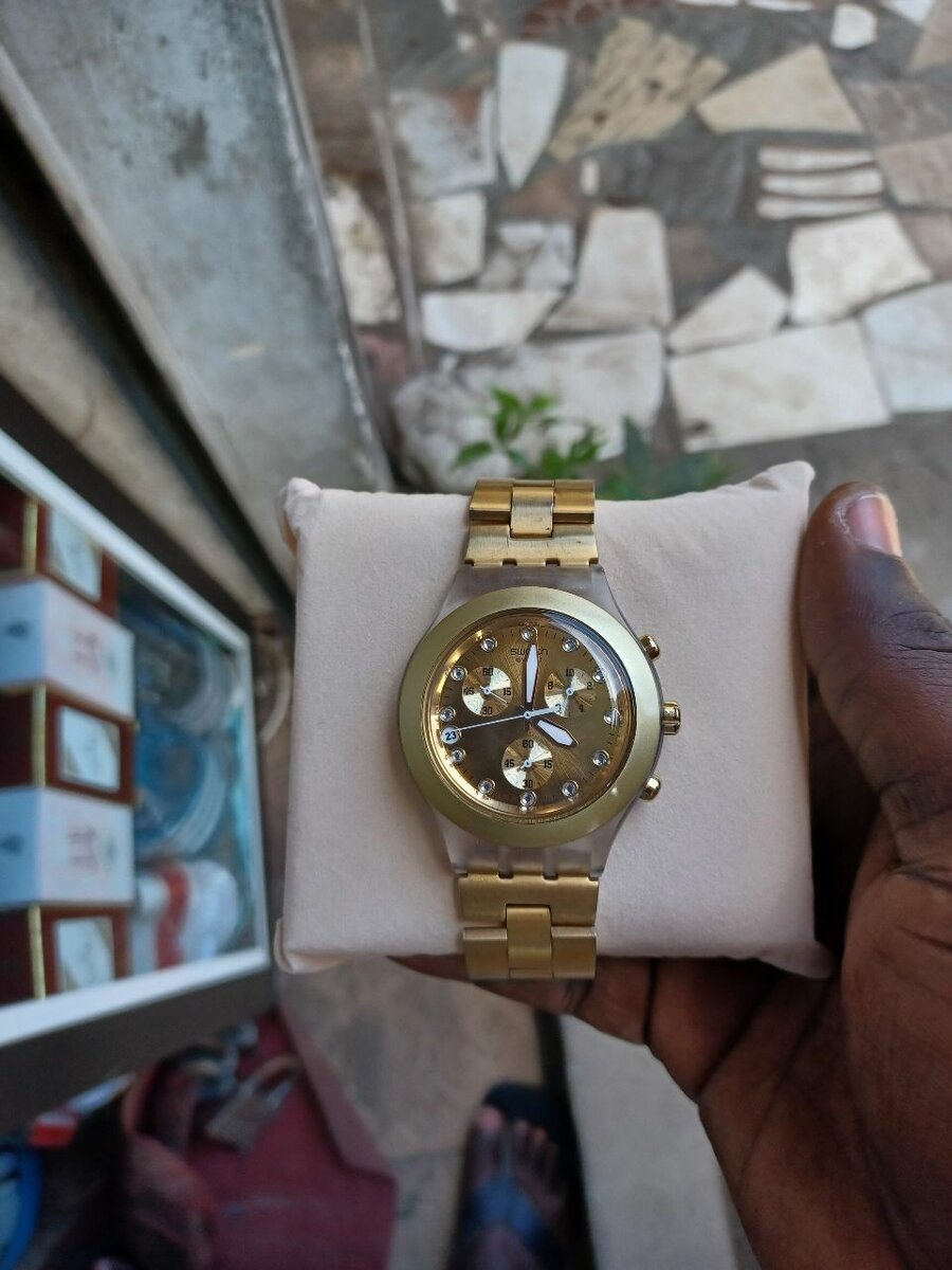 Montre dorée squelette