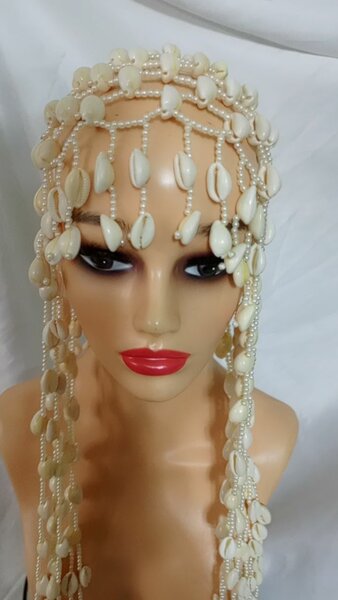 Chapeau en perles et cauris