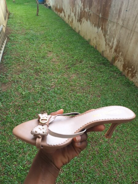 Sandales à talons avec nœud