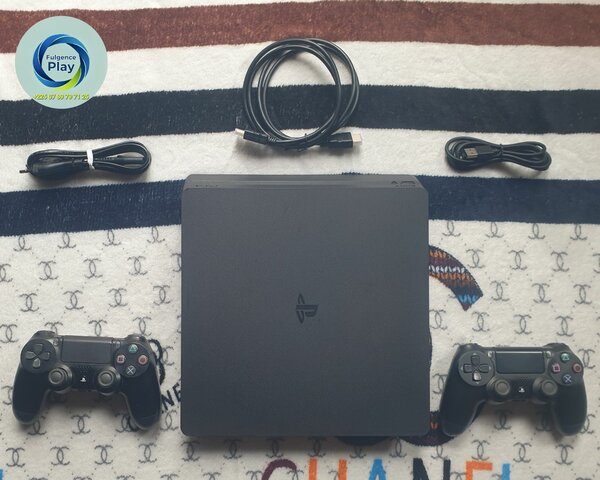 PlayStation 4 Slim 500 Go avec 2 manettes