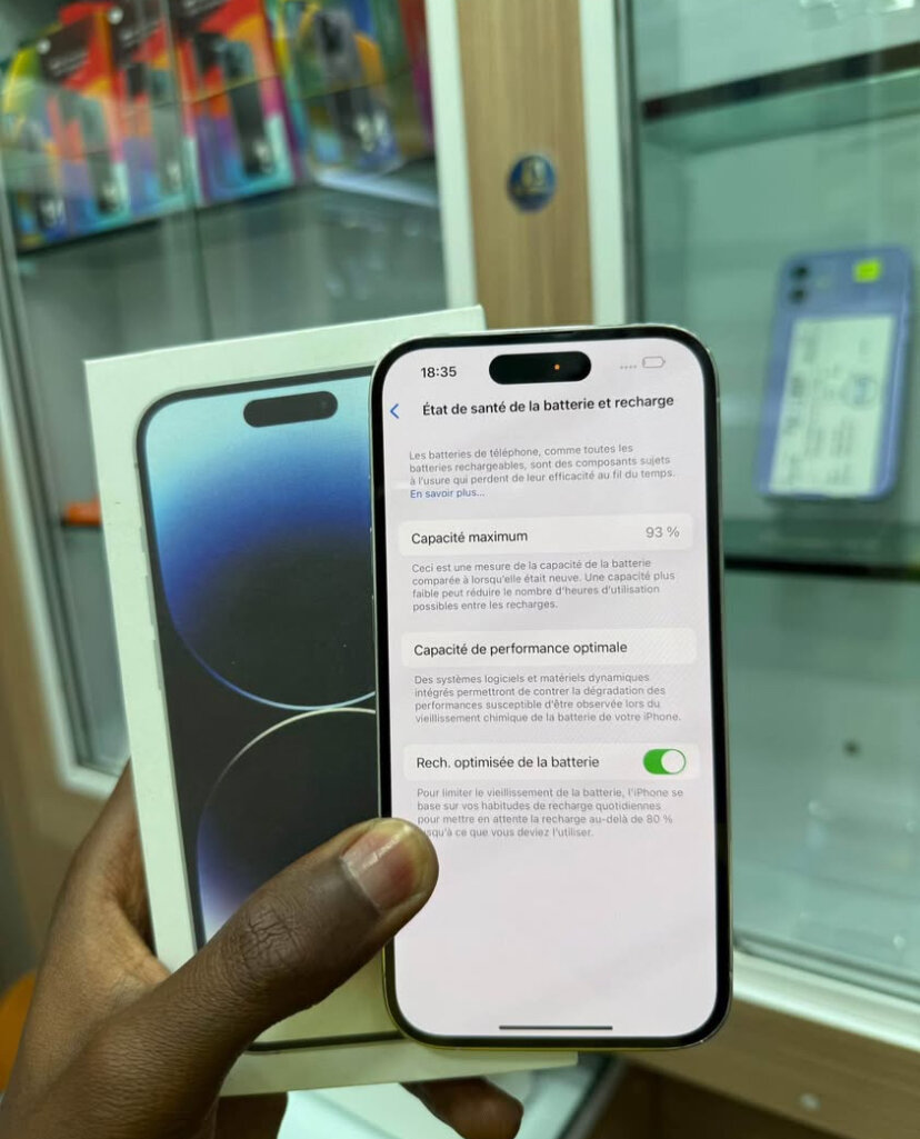 Smartphone moderne avec boîte