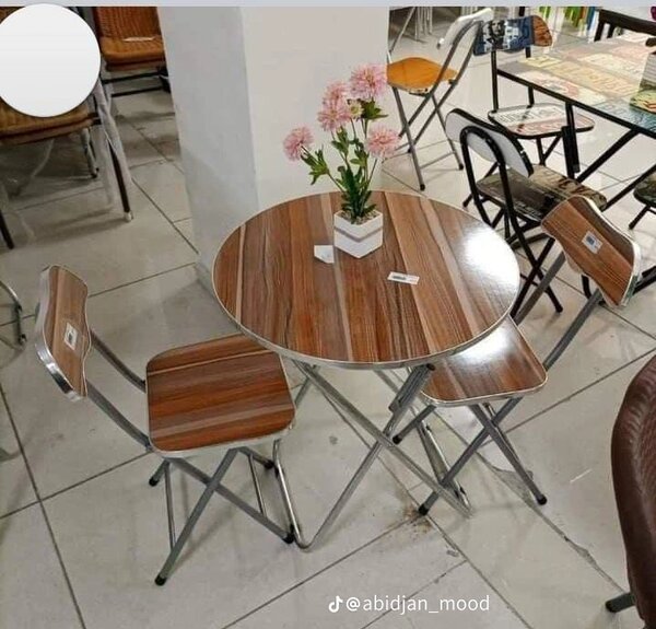 Ensemble Table et Chaises Pliantes élégantes