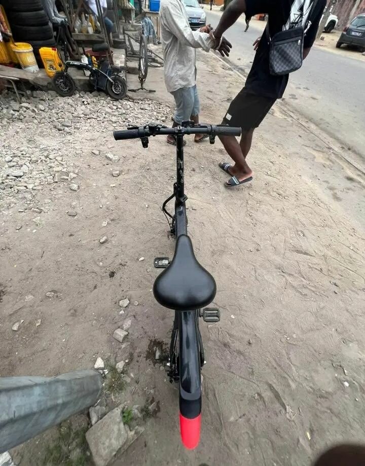 Vélo électrique pliable compact