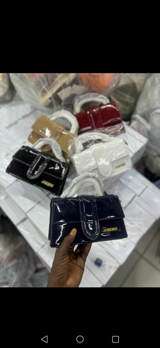 Mini sac à main en cuir brillant