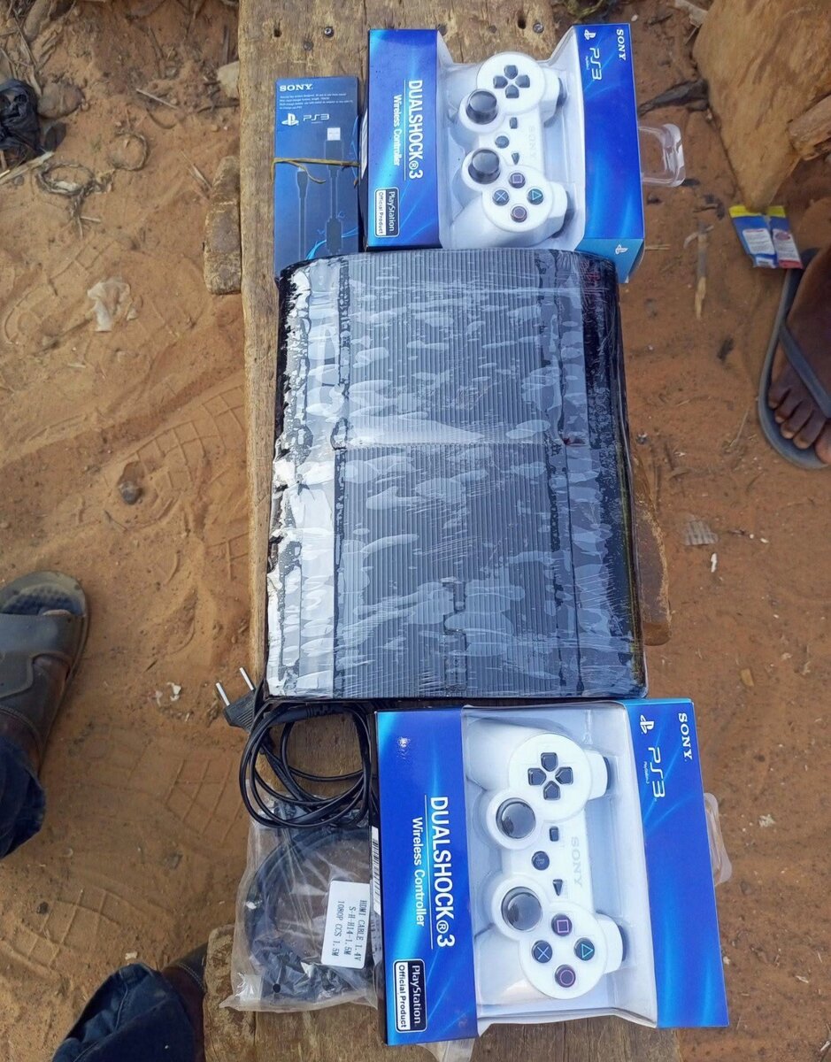 Console PS3 avec 2 Manettes