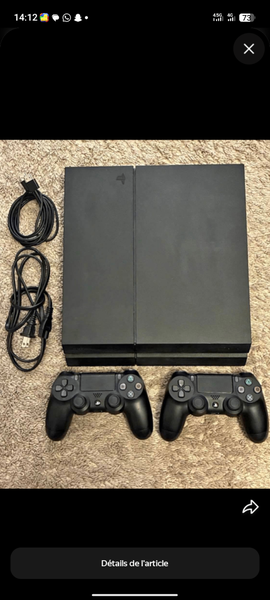 Console de jeu PS4 avec manettes