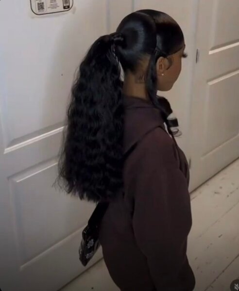 Perruque queue de cheval longue bouclée