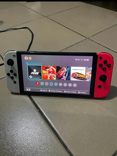 Console Nintendo Switch joy-con rouge et blanc