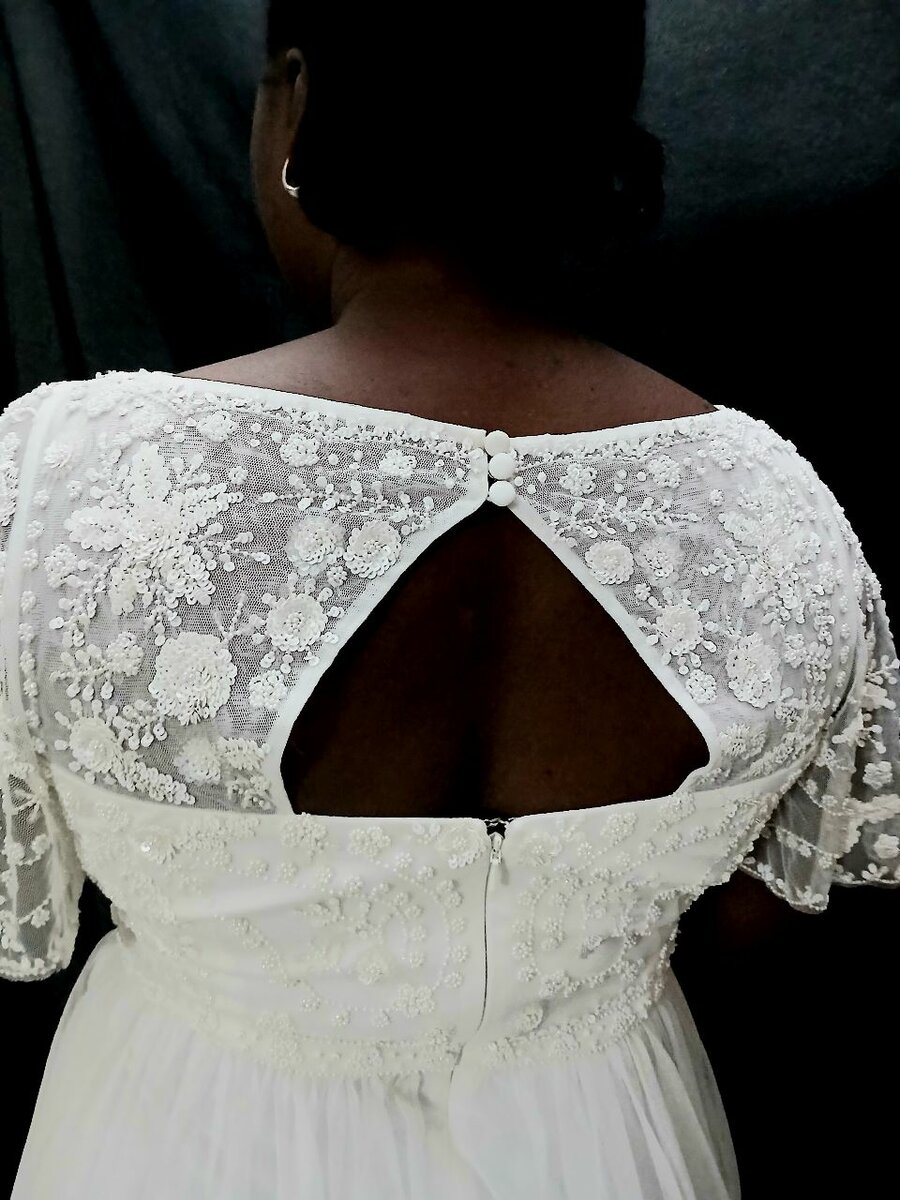 Robe de Mariée en Dentelle Élégante