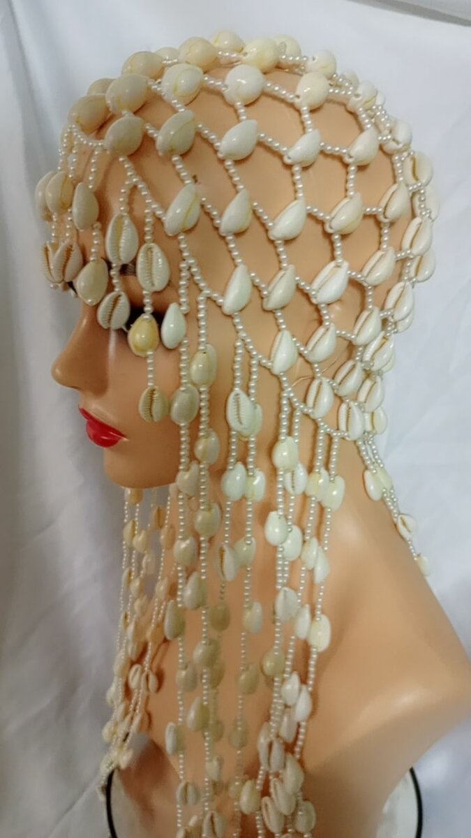 Chapeau en perles et cauris