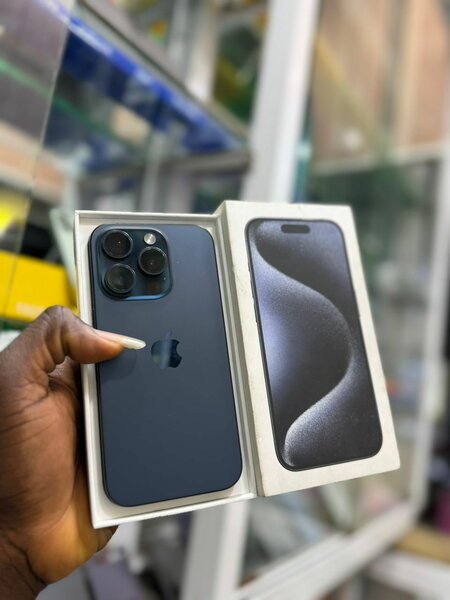 iPhone 15 pro 128 giga et 2puc