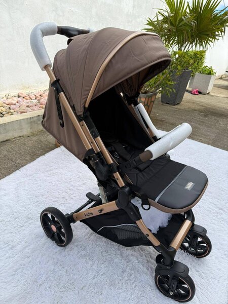 Poussette compacte et légère pour bébé
