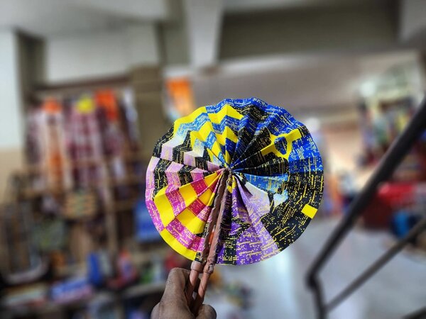 Éventails pliables colorés