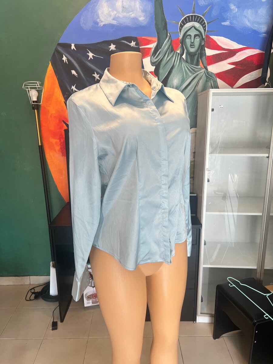 Chemise en satin bleu