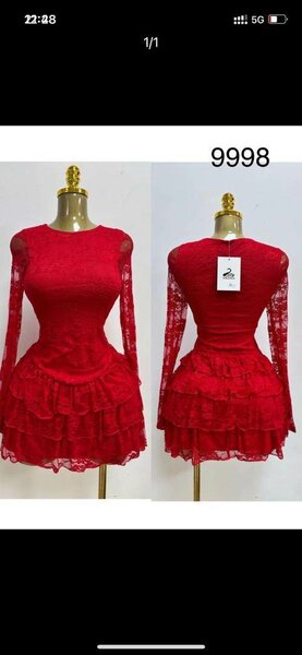 Robe en dentelle rouge élégante
