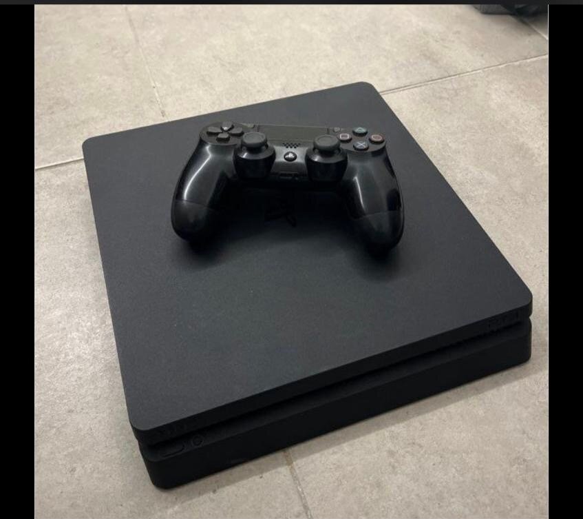 PS4 Slim avec manette + 4CD