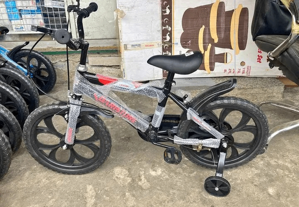 Vélo d'enfant avec stabilisateurs