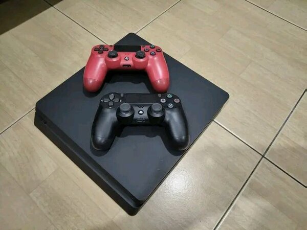 Console PS4 Slim avec Manettes